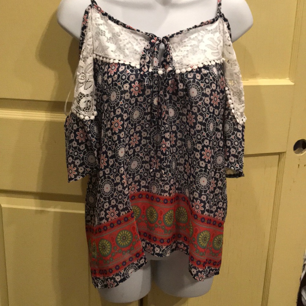 🎀BRAND NEW FROM BOUTIQUE🎀Cold shoulder top